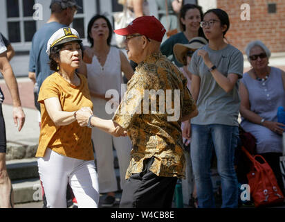 Vancouver, Kanada. 21. Juli, 2019. Ein älteres Paar tanzt während der jährlichen im Tanz Aktivitäten in Vancouver, Kanada, 21. Juli 2019. Credit: Liang Sen/Xinhua/Alamy leben Nachrichten Stockfoto