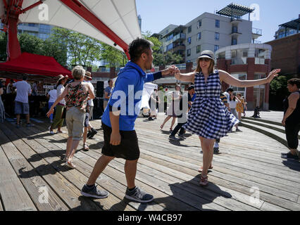 Vancouver, Kanada. 21. Juli, 2019. Menschen zusammen tanzen während der jährlichen im Tanz Aktivitäten in Vancouver, Kanada, 21. Juli 2019. Credit: Liang Sen/Xinhua/Alamy leben Nachrichten Stockfoto