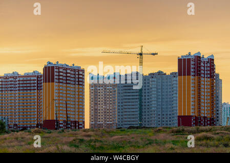 Baustelle von Apartment Haus auf den Sonnenuntergang. Stockfoto