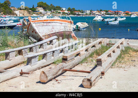 Altes, hölzernes Fischerboot Verlegung an der Küste von Agios Sostis. Insel Zakynthos, Griechenland Stockfoto