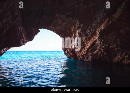 Innerhalb der Blauen Grotte, Küsten Ausbildung der griechischen Insel Zakynthos im Ionischen Meer. Beliebte natürliche Sehenswürdigkeit Stockfoto