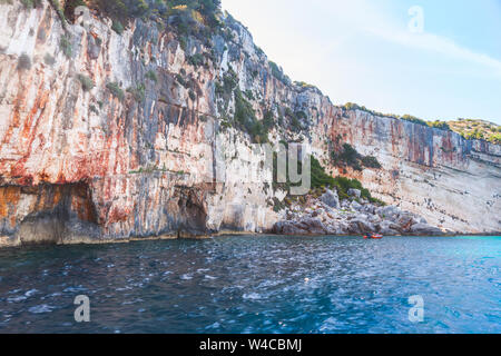 Küstenlandschaft mit Bögen, die in den Felsen der griechischen Insel Zakynthos. Blaue Grotte, natürliche Sehenswürdigkeit Stockfoto