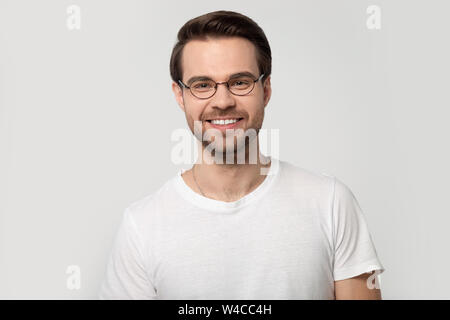 Headshot portrait lächelnden Mann mit Brille auf grauem Hintergrund Stockfoto