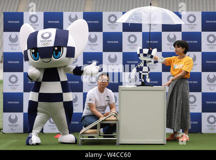 Tokio, Japan. 22. Juli, 2019. Maskottchen Miraitowa (1. L) stellt Maskottchen Roboter Miraitowa während der Tokyo 2020 Maskottchen Roboter Enthüllung Veranstaltung in Tokio, Japan, am 22. Juli 2019. Tokyo 2020 Maskottchen - Typ Roboter werden Sportler und Gäste auf der Games Schauplätze und andere Spiele - ähnliche Standorte mit menschlichen Bewegungen willkommen. Credit: Du Xiaoyi/Xinhua/Alamy leben Nachrichten Stockfoto
