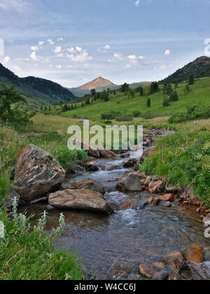 Bergblick mit Fluss und einen Peak im Hintergrund in der Nähe des Boi-Taul Resort Stockfoto