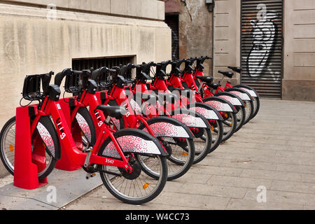 Rote Fahrräder in der Perspektive auf einer Straße in Barcelona Stockfoto