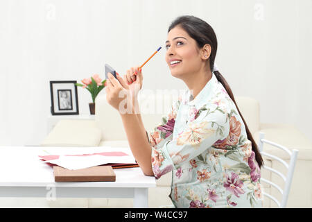 Schwangere Frau Berechnung Rechnungen Stockfoto