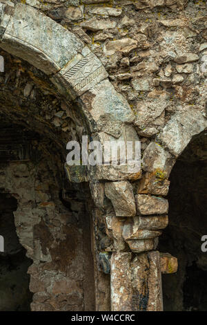 Altes christliches Symbol auf einer mittelalterlichen Höhlenkapelle. Pacentro, Provinz L'Aquila, Abruzzen, Italien, Europa Stockfoto