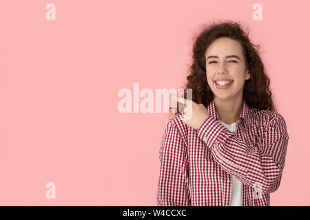Überglücklich Frau an der Kamera Zeigefinger beiseite auf Copyspace Stockfoto