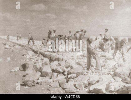 Eine Gruppe von jüdischen Pionieren (Chalutzim) Straßenbau in der Wüste Negev. In Palästina/Israel ca. 1940 fotografiert. Stockfoto