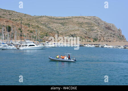 RIB (Rigid Inflatable Boat) im Hafen von Javea, mit Menschen an Bord Schwimmwesten, Xabia, Provinz Alicante, Spanien Stockfoto