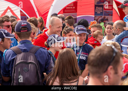 Flt Lt Dan Lowes rote Pfeile pilot Autogramme und Ventilatoren an der Royal International Air Tattoo Airshow. Mit Kadetten und Scouts. Menschen, Lüfter Stockfoto