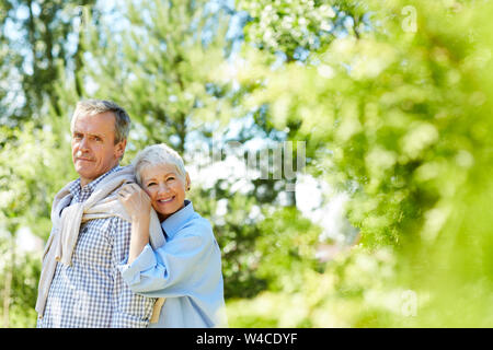 Portrait von gerne ältere Frau lehnte sich auf ihren Ehemann während der "Family Portrait", kopieren Sie im freien Raum Stockfoto