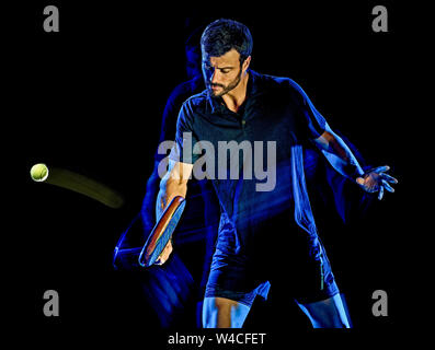 Eine kaukasische Paddle tennis player Mann studio Schuß auf schwarzen Hintergrund mit Licht malen blur Effekt isoliert Stockfoto