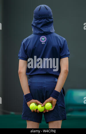 Ball der Jungen an der Wimbledon Championships 2019 Stockfoto