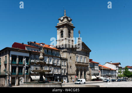 Toural Square, Largo do toural, großer Brunnen, St. Peter Kirche, 1737, Bell Tower, UNESCO-Welterbe; Europa; Guimaraes, Portugal; Feder; horizontal Stockfoto