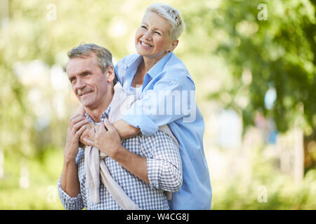 Portrait von sorglosen Älteres Paar beim Datum im Freien im Sommer Park, Kopie Raum Stockfoto