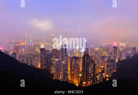 Der Peak bei Nacht ist es eines der berühmten View Point Sehenswürdigkeiten in Hong Kong Stockfoto