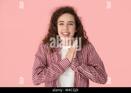 Mädchen gefaltet zusammen genießen Moment des Erfolgs erhielt gewünschte Palmen Stockfoto