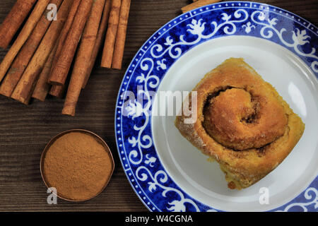 Kürbis süße spicy Cinnamon Roll auf blauen Platte Stockfoto