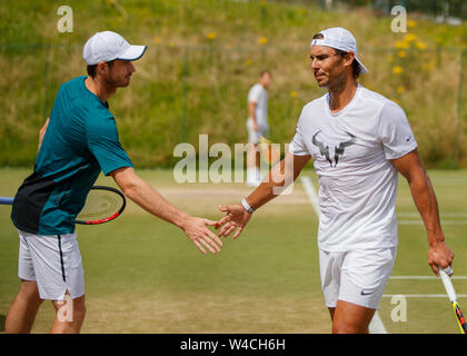 Andy Murray und Rafa Nadal schütteln Hände auf den Aorangi Praxis Gerichte an der Wimbledon Championships 2019. Gehalten an der All England Lawn Tennis Club, W Stockfoto