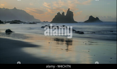 Benijo Strand mit Sonnenuntergang Licht, Fotos mit langer Belichtungszeit, Anaga Naturpark, Teneriffa, Kanarische Inseln, Spanien, Spanien Stockfoto