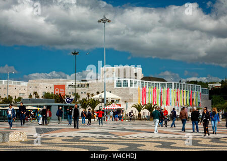 Centro Cultural de Belem, Fahnen, modernes Gebäude, Personen, Europa, Lissabon, Portugal, Feder, horizontal Stockfoto