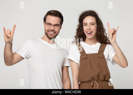 Tausendjährige Paar mit Rock und Roll Geste studio Shot Stockfoto