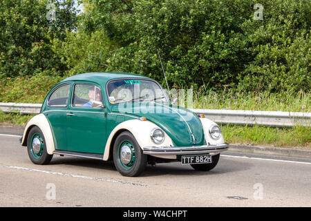 1969 60s grün weiß alter Typ VW Volkswagen 1500, Käfer, Vocho, Fusca, Cocinelle, Maggiolino, Punch Buggy, People’s Car, luftgekühlt, Heckmotor, Kompaktwagen mit Hinterradantrieb. Fahrzeugverkehr, bewegliche Fahrzeuge, Autos, Fahrzeugverkehr auf britischen Straßen. Stockfoto