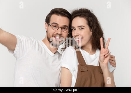 Webcam Blick Mädchen zeigen Sieg Zeichen macht Foto mit Freund Stockfoto