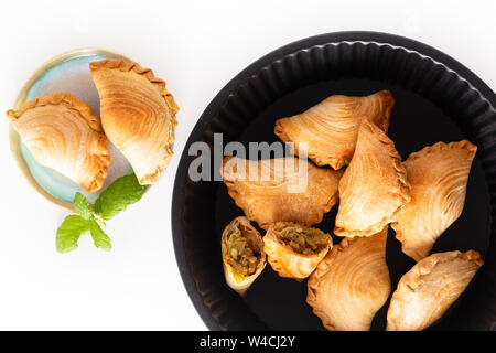 Südostasien Herkunft essen Konzept hausgemachte Chicken Curry Puffs auf weißem Hintergrund mit Kopie Raum Stockfoto