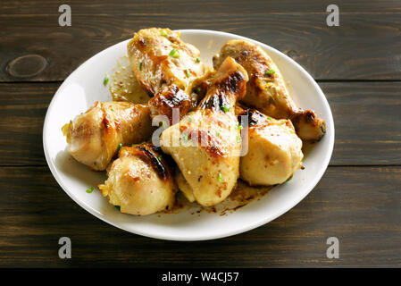 Gebackenes Huhn Drumstick auf die weiße Platte, Ansicht schließen Stockfoto