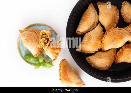 Südostasien Herkunft essen Konzept hausgemachte Chicken Curry Puffs auf weißem Hintergrund mit Kopie Raum Stockfoto