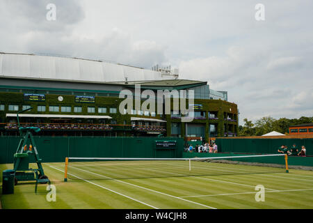 Allgemeine Ansichten des Hofes 9 und Center Court während der Wimbledon Championships 2019. Gehalten an der All England Lawn Tennis Club, Wimbledon. Stockfoto