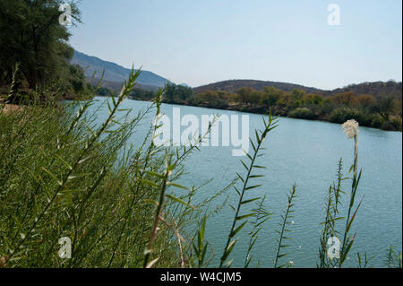 Kunene (Cunene Flusses), der die Grenze zwischen Angola und Namibia, im Südwesten Afrikas Stockfoto