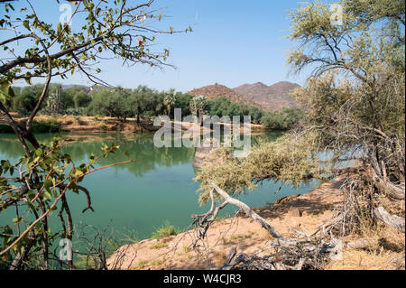 Kunene (Cunene Flusses), der die Grenze zwischen Angola und Namibia, im Südwesten Afrikas Stockfoto