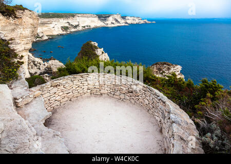 Meer ​​View an der Küste der Stadt Bonifacio auf Korsika. Frankreich. Stockfoto