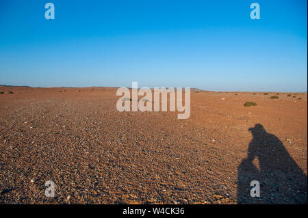 Rauen Namibischen Wüste Licht, Namibia Schatten des Fotografen (Amos Gal RIP) auf dem Boden Stockfoto