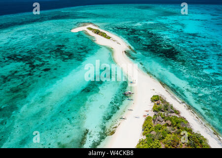 Wirklich erstaunlich tropische Insel mitten im Ozean. Luftaufnahme von einer Insel mit weißen Sandstränden und wunderschönen Lagunen Stockfoto