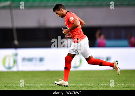 Argentinische Fußballspieler Augusto Fernandez von Peking Renhe reagiert, als er gegen Shenhua Shanghai Grönland in der 19. Runde konkurriert während der 2019 chinesischen Fußballverband Super League (CSL) in Peking, China, 21. Juli 2019. Grönland Shanghai Shenhua besiegt Peking Renhe 4-1. Stockfoto