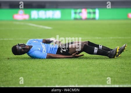 Ghanaischer Fußballspieler Emmanuel Okyere Boateng von Dalian Yifang F.C. auf dem Boden liegt, während die 19. Runde der Chinese Football Association Super League (CSL) gegen Tianjin TEDA in Tianjin, China, 20. Juli 2019. Das Match endete mit einem Unentschieden 3-3. Stockfoto