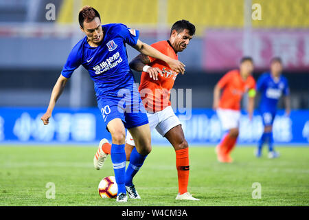 Argentinische Fußballspieler Augusto Fernandez, rechts, von Peking Renhe Herausforderungen ein Spieler von Shanghai Shenhua Grönland in der 19. Runde während der 2019 chinesischen Fußballverband Super League (CSL) in Peking, China, 21. Juli 2019. Grönland Shanghai Shenhua besiegt Peking Renhe 4-1. Stockfoto