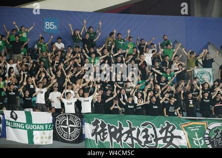 Fans wave zu Beijing Guoan während der 19. Runde der Chinese Football Association Super League (CSL) gegen Jiangsu Suning in Nanjing, Provinz Jiangsu im Osten Chinas am 21. Juli 2019. Jiangsu Suning gewinnt in das Match mit 1-0. Stockfoto