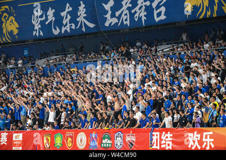 Fans heben die Hände Jiangsu Suning während der 19. Runde der Chinese Football Association Super League (CSL) gegen Beijing Guoan in Nanjing, Provinz Jiangsu im Osten Chinas am 21. Juli 2019. Jiangsu Suning gewinnt in das Match mit 1-0. Stockfoto