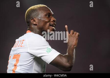 Ivorischer Fußballspieler Jean Evrard Kouassi von Wuhan Zall F.C. in der 19. Runde der Chinese Football Association Super League (CSL) gegen Henan Jianye in Zhengzhou, der Central China Provinz Henan am 21. Juli 2019 Das Match ened mit einem Unentschieden 0-0. Stockfoto