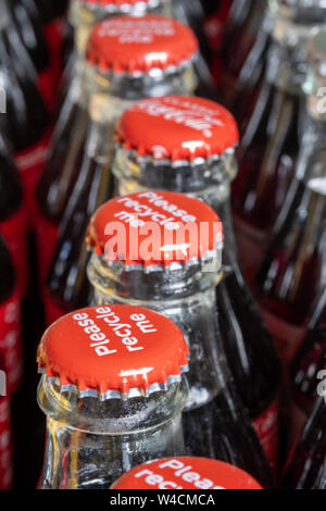 Red Metalle Kappen oben auf Retro Stil Glas Coca Cola Flaschen die Meldung 'Bitte recyceln Sie mich'. Stockfoto