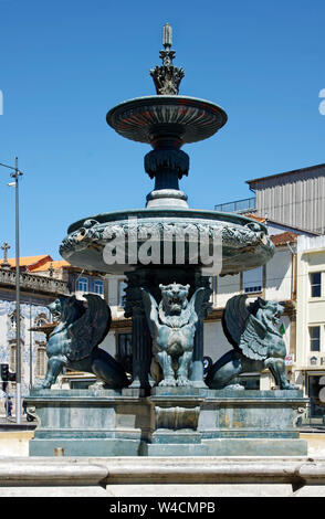 Brunnen der Löwen, Fonte dos Leoes, 19. Jahrhundert, geflügelte Löwe Statuen, Kunst im öffentlichen Raum, Europa, Porto, Portugal, Feder, vertikal Stockfoto