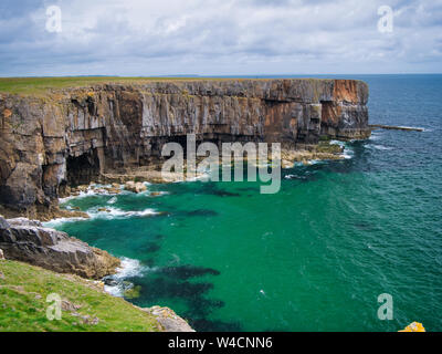 Steilküsten, geschichtete Felsformationen in Pembrokeshire, South Wales, UK, als von der Küste weg gesehen Stockfoto