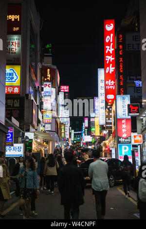Leuchtstoffröhren, die Scheinwerfer und die Leute auf der Straße, Nacht in einem Gangnam-gu, Seoul, Südkorea Stockfoto