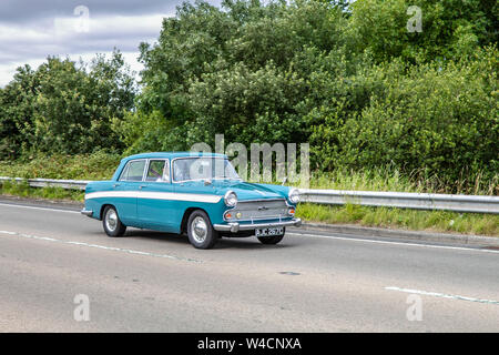 1965 60s Sixties Austin A60 blau weißer Vintage-Salon auf dem Festival of Transport in der Küstenstadt Fleetwood, Lancashire, Großbritannien Stockfoto